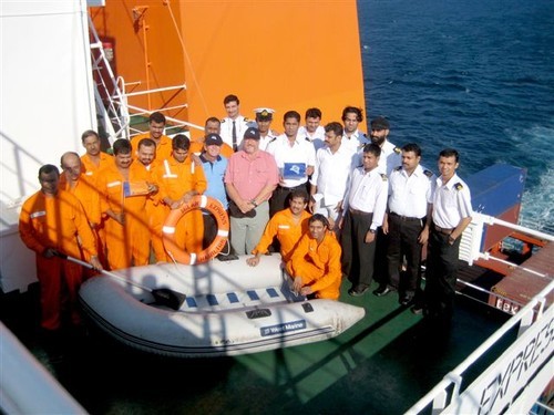 Crew of Siesta Key with their rescuers © SW